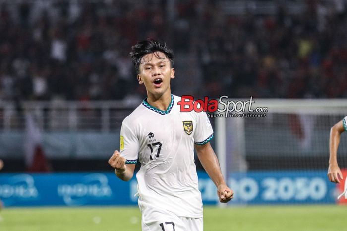 Nabil Asyura sedang melakukan selebrasi seusai mencetak gol dalam laga match day ketiga babak penyisihan Grup A Piala Dunia U-17 2023 antara timnas U-17 Maroko versus timnas U-17 Indonesia di Stadion Gelora Bung Tomo, Surabaya, Jawa Timur, Kamis (16/11/2023) malam.