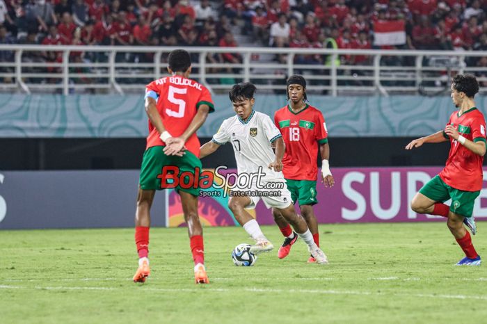 Nabil Asyura (tengah) sedang menguasai bola dalam laga match day ketiga babak penyisihan Grup A Piala Dunia U-17 2023 antara timnas U-17 Maroko versus timnas U-17 Indonesia di Stadion Gelora Bung Tomo, Surabaya, Jawa Timur, Kamis (16/11/2023) malam.