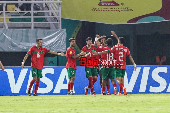 Anas Alaoui sedang merayakan golnya bersama sejumlah pemain timnas U-17 Maroko dalam laga match day ketiga babak penyisihan Grup A Piala Dunia U-17 2023 melawan timnas U-17 Indonesia di Stadion Gelora Bung Tomo, Surabaya, Jawa Timur, Kamis (16/11/2023) malam.