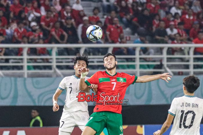 Anas Alaoui (kanan) sedang berebut bola dengan Figo Dennis (kiri) dalam laga match day ketiga babak penyisihan Grup A Piala Dunia U-17 2023 antara timnas U-17 Maroko versus timnas U-17 Indonesia di Stadion Gelora Bung Tomo, Surabaya, Jawa Timur, Kamis (16/11/2023) malam.