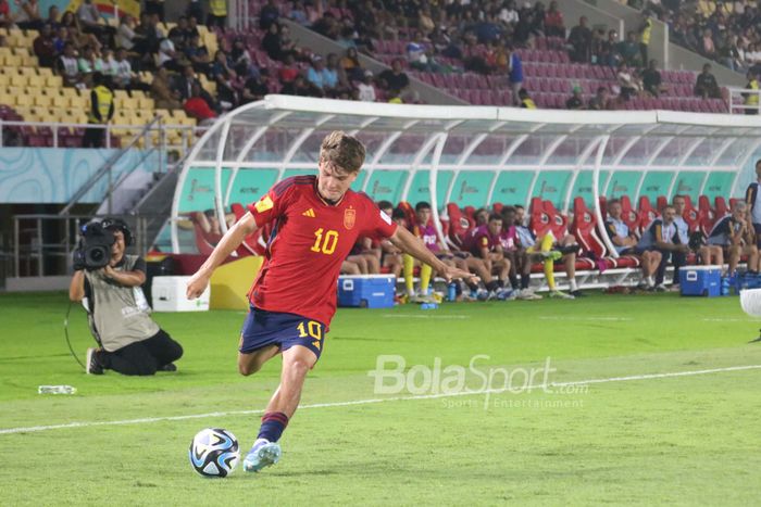 Aksi pemain Timnas U-17 Spanyol, saat menghadapi Uzbekistan pada babak kedua penyisihan grup B Piala Dunia U-17 2023 di Stadion Manahan, Surakarta, Kamis (16/11/2023).