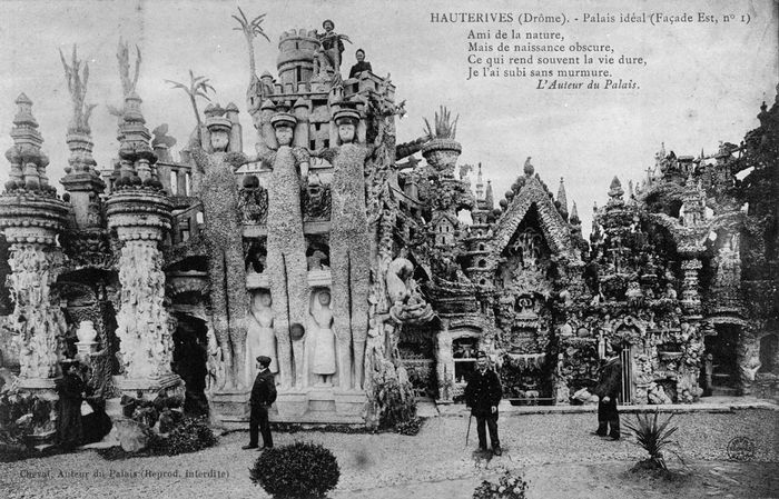 Selembar kartu pos yang menampilkan Palais idéal karya Ferdinand Cheval, 1890.