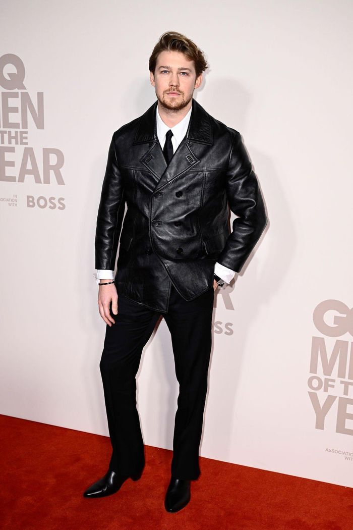 Joe Alwyn tampil di GQ Men of the Year Awards