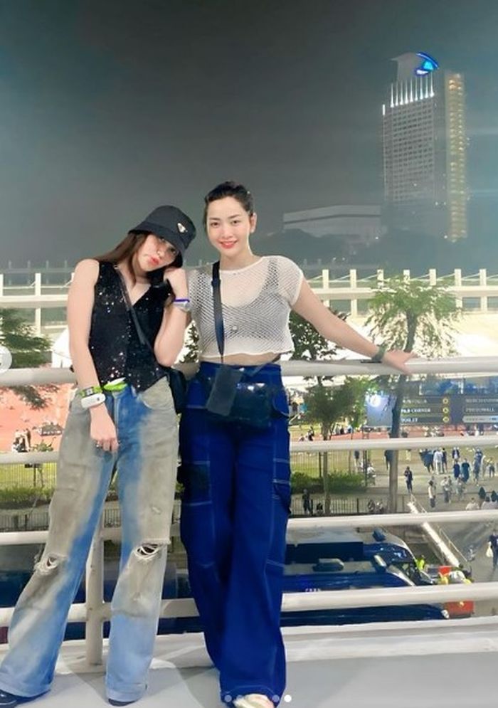 Gaya Ayu Ting Ting saat nonton Coldplay