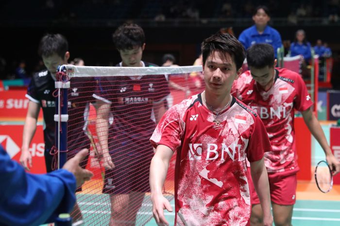 Ganda putra Indonesia, Rahmat Hidayat/Kevin Sanjaya Sukamuljo setelah menjalani laga babak 16 besar Kumamoto Masters 2023 melawan He Ji Ting/Ren Xiang Yu (China) di Kumamoto Prefectural Gymnasium, Kumamoto, Jepang, Kamis (16/11/2023)