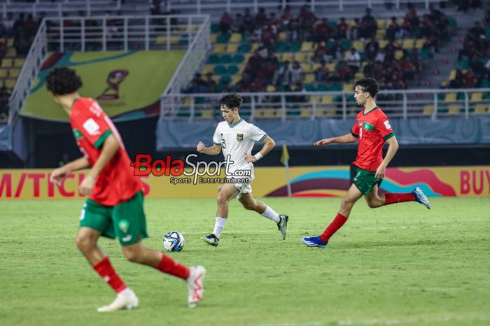 Amar Rayhan Brkic alias Amar Brkic (tengah) sedang mengusai bola dalam laga match day ketiga babak penyisihan Grup A Piala Dunia U-17 2023 antara timnas U-17 Maroko versus timnas U-17 Indonesia di Stadion Gelora Bung Tomo, Surabaya, Jawa Timur, Kamis (16/11/2023) malam.