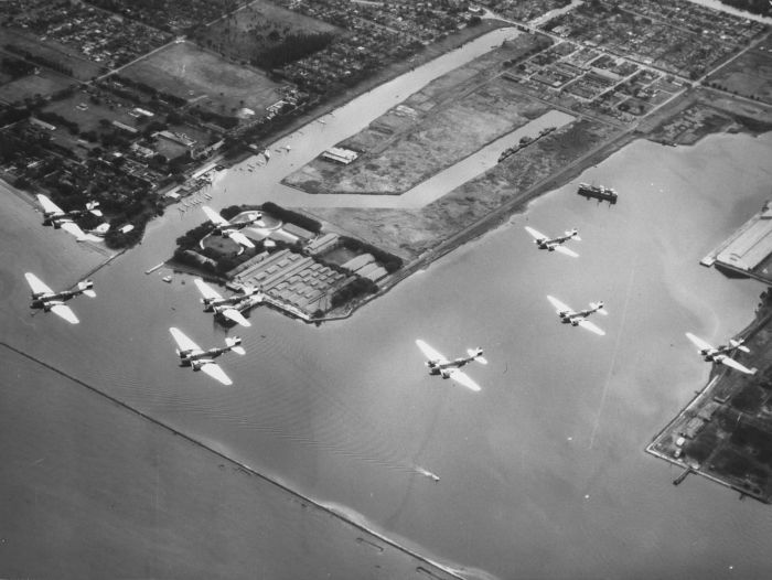 Pesawat tempur KNIL (Tentara Kerajaan Hindia Belanda) di Tanjung Priok sekitar 1930-1940. Belanda menyadari bahwa kelak Kekaisaran Jepang akan tiba di Hindia. Mereka melakukan kesepakatan dengan AS yang punya kekuatan militer untuk menghadapi ancaman tersebut.