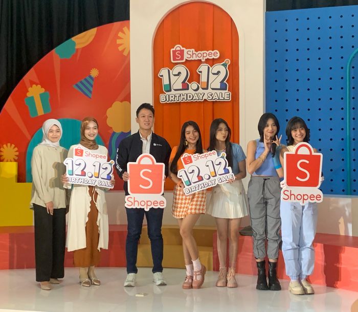 Shopee kembali menggaet JKT48 (Zee, Freya, Christy, dan Gracia) sebagai bintang iklan TV terbaru mereka.
