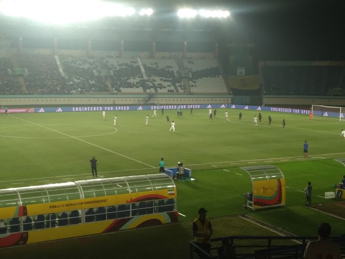 Suasana pertandingan antara timnas U-17 Iran dan Kaledonia Baru di Stadion Si Jalak Harupat, Jumat (17/11/2023).