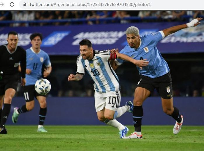 Momen duel Lionel Messi dengan Ronald Araujo dalam laga Argentina vs Uruguay di Kualifikasi Piala Dunia 2026 zona Conmebol, Jumat (17/11/2023).