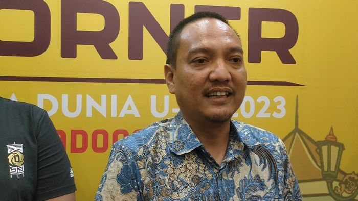 CEO PSIS Semarang Sekaligus Ketua Aspov PSSI Jawa Tengah, Yoyok Sukawi saat menghadiri konferensi pers Piala Dunia U-17 2023, di Hotel Solia Zigna, Solo, Jumat (12/11/2023).