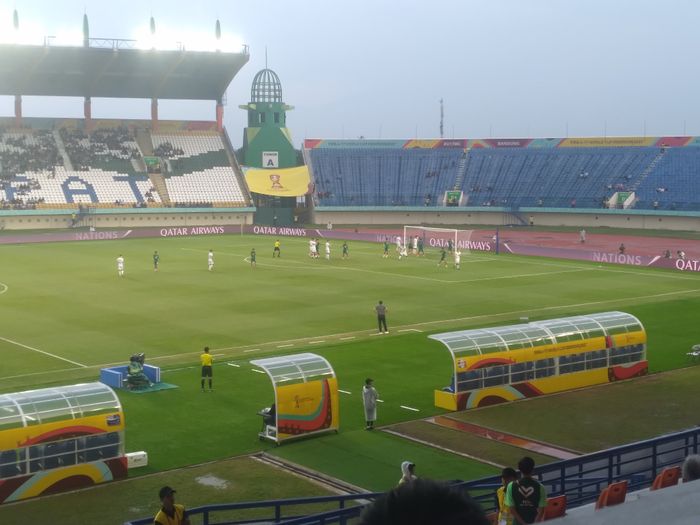 Suasana pertandingan Selandia Baru vs Meksiko pada laga terakhir babak penyisihan Grup F Piala Dunia U-17 2023 di Stadion Si Jalak Harupat, Bandung, Sabtu (18/11/2023).