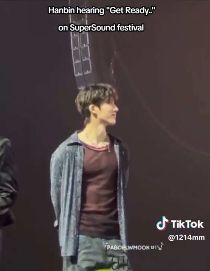 Hanbin tersenyum melihat iKON