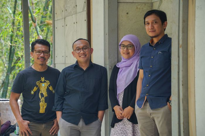 Tim arsitek di Bandung ini menerima tantangan dari Awina Sinergi International untuk mengolah sampah popok. Mereka kemudian mendirikan rumah murah tipe 36 dari sampah popok tersebut.