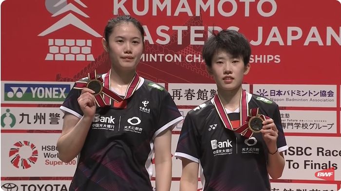 Ganda putri China, Zhang Shu Xian/Zheng Yu berpose di podium juara Kumamoto Masters 2023, di Kumamoto Prefectural Gymnasium, Kumamoto, Jepang, Minggu (19/11/2023).