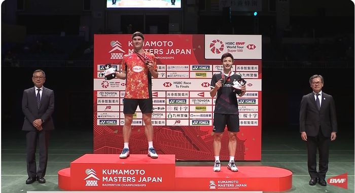 Raja bulu tangkis dunia, Viktor Axelsen (Denmark) berdiri di podium tertinggi usai kalahkan Shi Yu Qi (China) pada final Kumamoto Masters 2023, di Kumamoto Prefectural Gymnasium, Kumamoto, Jepang, Minggu (19/11/2023)