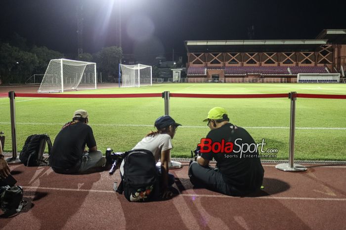 Sejumlah wartawan tampak menunggu sesi latihan timnas U-17 Iran di Lapangan Thor, Surabaya, Jawa Timur, Minggu (19/11/2023).