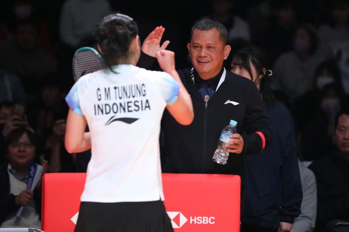 Asisten pelatih tunggal putri Indonesia, Herli Djaenudin, mendampingi Gregoria Mariska Tunjung pada final Kumamoto Masters 2023 di Kumamoto Prefectural Gymnasium, Kumamoto, Jepang, Minggu (19/11/2023).