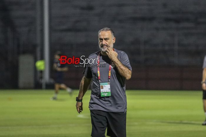 Pelatih timnas U-17 Iran, Hossein Abdi, sedang memantau timnya berlatih di Lapangan Thor, Surabaya, Jawa Timur, Senin (20/11/2023).