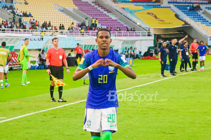 Selebrasi Timnas U-17 Brasil, Estevao, saat menghadapi perlawanan Ekuador pada babak kedua 16 besar Piala Dunia U-17 2023 di Stadion Manahan, Surakarta, Senin (20/11/2023).