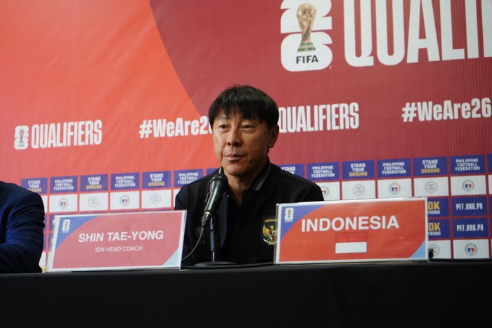 Pelatih timnas Indonesia, Shin Tae-yong saat menghadiri konferensi pers jelang laga lawan Filipina di Stadion Rizal Memorial, Manila, Senin (20/11/2023).