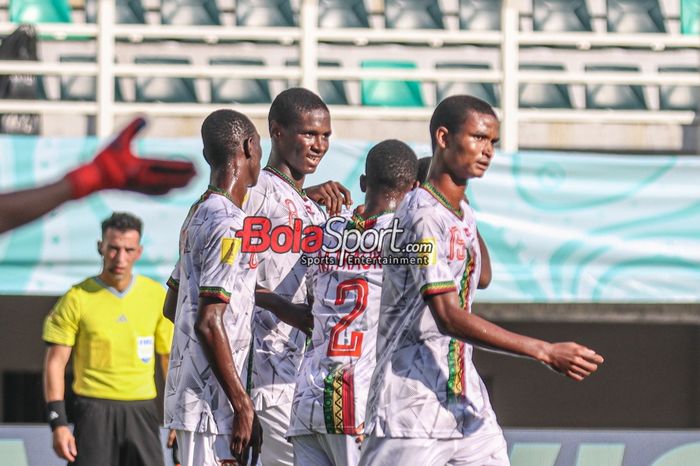 Ibrahim Diarra (tengah) sedang dipeluk rekan-rekannya seusai mencetak gol dalam laga babak 16 besar Piala Dunia U-17 2023 antara timnas U-17 Meksiko versus timnas U-17 Mali di Stadion Gelora Bung Tomo, Surabaya, Jawa Timur, Selasa (21/11/2023) siang.