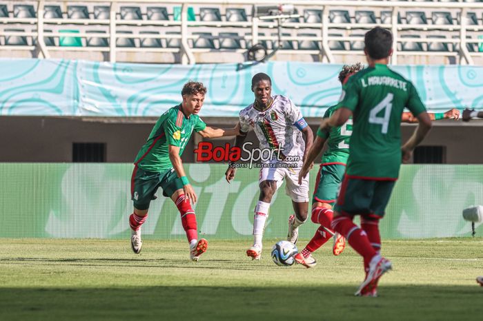 Ibrahim Diarra (tengah) sedang berebut bola dengan Fidel Barajas (kiri) Mahamoud Barry sedang melakukan selebrasi seusai mencetak gol dalam laga babak 16 besar Piala Dunia U-17 2023 antara timnas U-17 Meksiko versus timnas U-17 Mali di Stadion Gelora Bung Tomo, Surabaya, Jawa Timur, Selasa (21/11/20