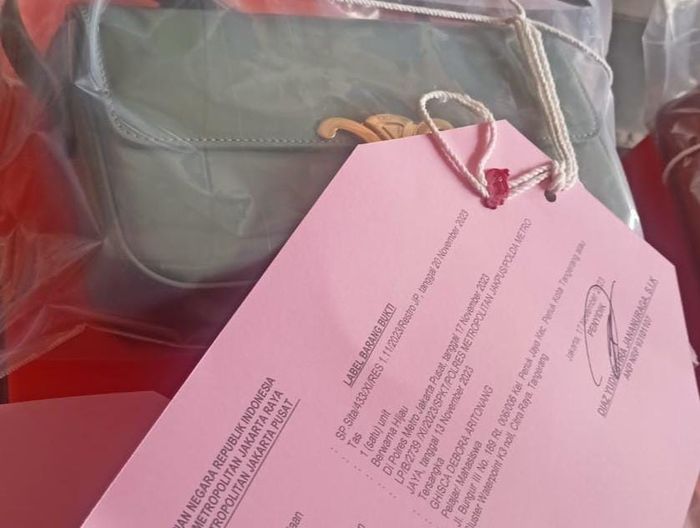 Deretan barang bukti milik Ghisca yang disita ditunjukkan dalam konferensi pers yang digelar di Polres Metro Jakarta Pusat.