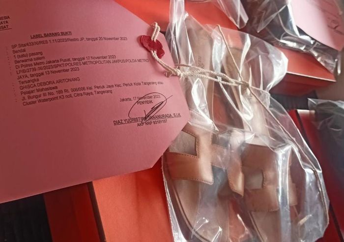 Deretan barang bukti milik Ghisca yang disita ditunjukkan dalam konferensi pers yang digelar di Polres Metro Jakarta Pusat.