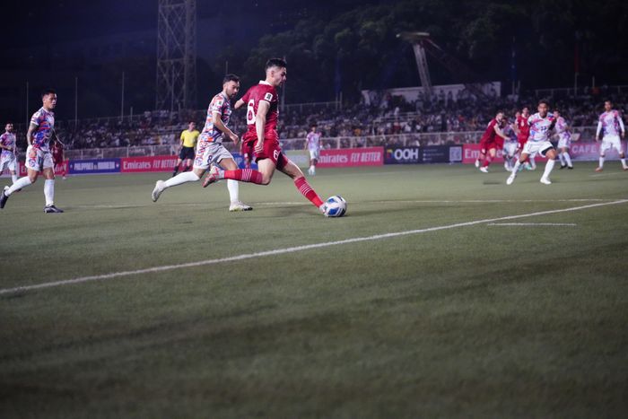 Bek timnas Indonesia, Sandy Walsh, saat berduel dengan pemain Filipina, Selasa (21/11/2023).