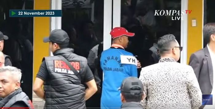 Pelaku pembunuhan, Yosef nampak santai menjalani proses rekonstruksi pembunuhan anak dan istrinya di Subang, Jawa Barat.
