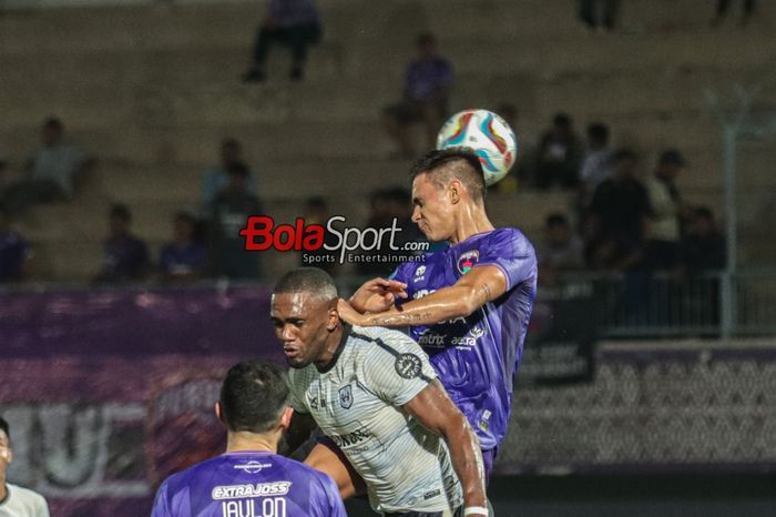 Christian Mangaron Rontini (kanan) sedang berduel udara merebut bola dengan Evandro Elmer De Carvalho Brandao (kiri) dalam laga pekan ke-20 Liga 1 2023 antara Persita Tangerang versus RANS Nusantara FC di Stadion Indomilk, Tangerang, Banten, Kamis (23/11/2023)