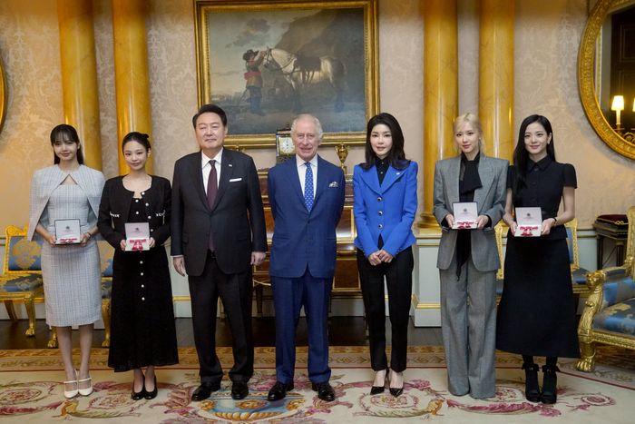 BLACKPINK menerima penghargaan dari Raja Charles III