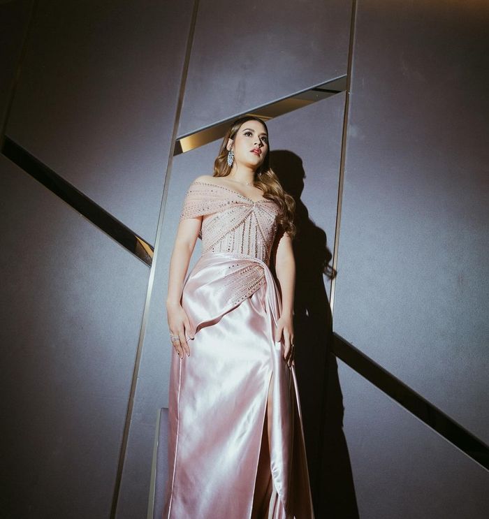 Gaun pink rancangan Daniel santoso saat dikenakan Raisa.
