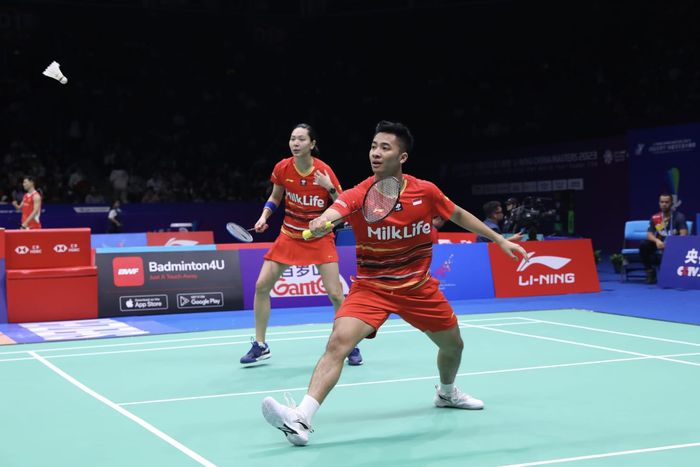 Pebulu tangkis ganda campuran Indonesia, Dejan Ferdinansyah/Gloria Emanuelle Widjaja, pada babak kedua China Masters 2023 di Shenzhen Bay Gymnasium,  China, Kamis (23/11/2023).