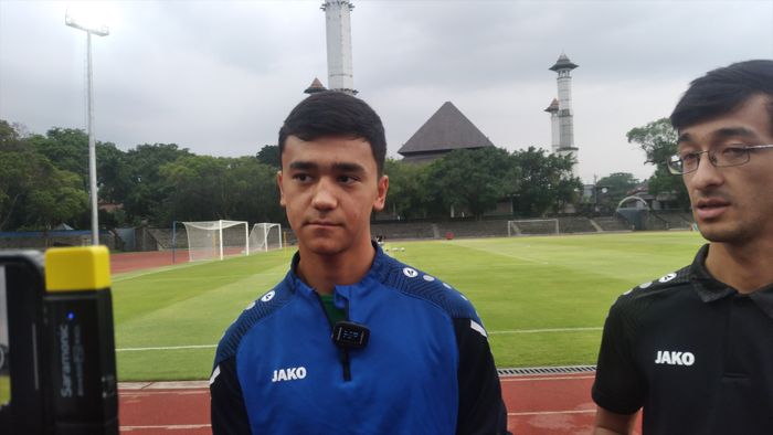 Kiper timnas U-17 Uzbekistan, Muhammadyusuf Sobirov, sebelum latihan di Stadion Sriwedari pada Jumat (24/11/2023).