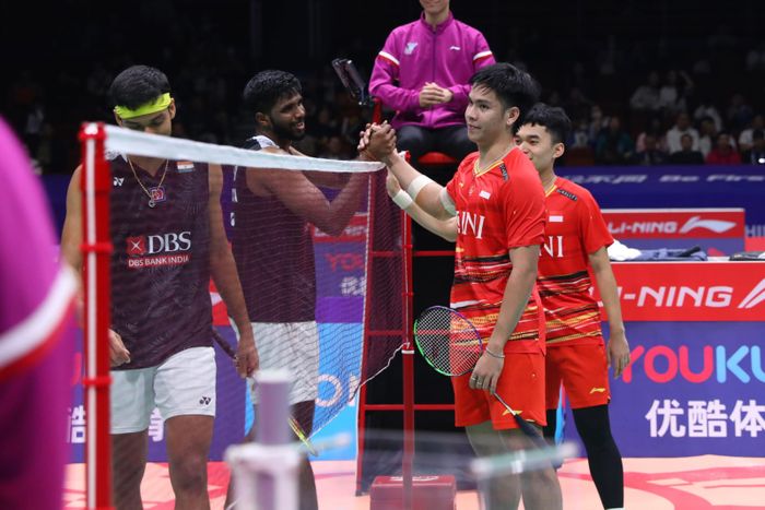 Ganda putra Indonesia, Leo Rolly Carnando/Daniel Marthin (kanan), bersalaman dengan pasangan India, Satwiksairaj Rankireddy, setelah pertandingan mereka di perempat final China Masters 2023 di Shenzhen Bay Gymnasium, Shenzhen, China, 24 November 2023.