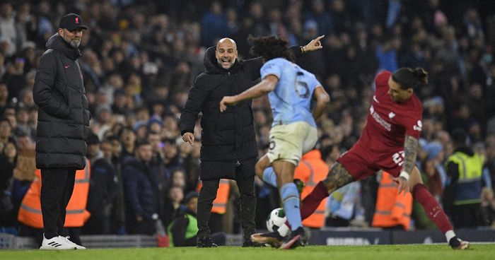 Pep Guardiola (tengah) bereaksi dalam pertandingan Man City melawan Liverpool bersama Juergen Klopp (kiri) di Etihad Stadium (22/12/2022). Man City gagal pecah rekor kemenangan kandang berusia 131 tahun, Pep nikmati permainan Liverpool.