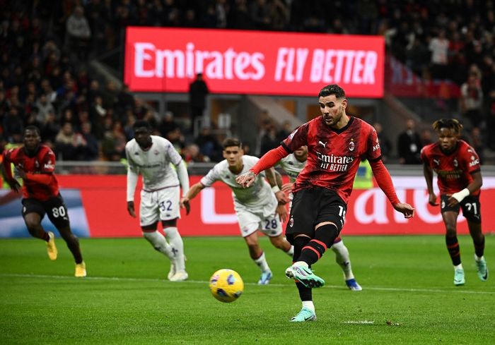 Theo Hernandez mencetak gol penalti dalam laga AC Milan vs Fiorentina pada lanjutan Liga Italia di San Siro (25/11/2023).