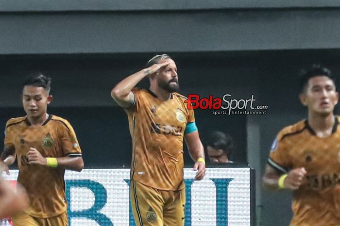 Henry Matias Mier Codina sedang melakukan selebrasi seusai mencetak gol dalam laga pekan ke-20 Liga 1 2023 antara Persija Jakarta versus Bhayangkara FC di Stadion Patriot Candrabhaga, Bekasi, Jawa Barat, Senin (27/11/2023) malam.