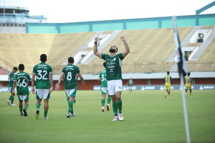 Pemain PSS Sleman, Jihad  Ayoub, merayakan gol yang dicetaknya ke gawang Barito Putera di Stadion Maguwoharjo, sleman, Minggu (26/11/2023).