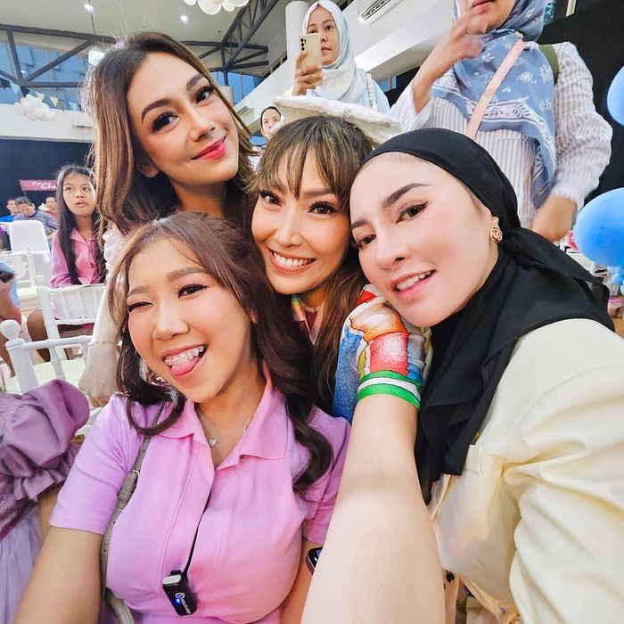 Kiky Saputri, Celine Evangelista, Ayu Dewi, serta Shandy Purnamasari di ulang tahun Rayyanza.
