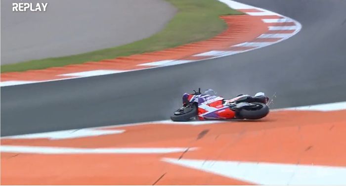 Jorge Martin (Prima Pramac) mengalami crash [pada tes Valencia di tikungan 10 Sirkuit Ricardo Tormo, Valencia, Spanyol, Selasa (28/11/2023).