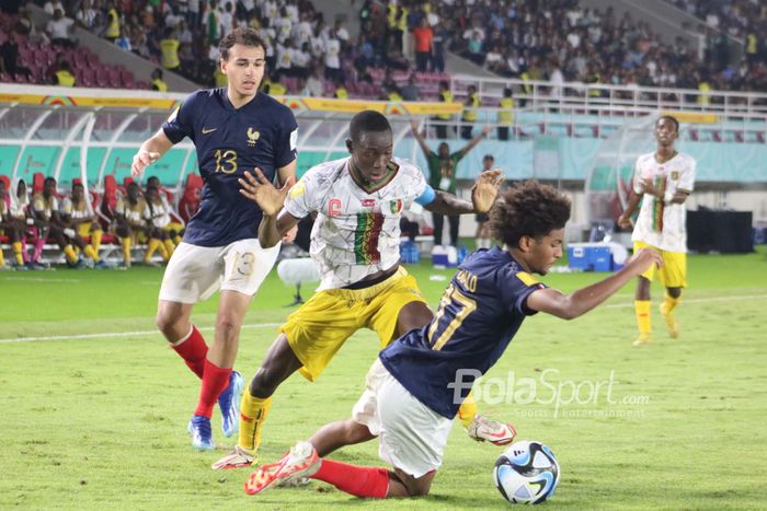 Pemain timnas U17 Prancis dihentikan oleh pemain timna U17 Mali pada babak kedua semifinal Piala Dunia U-17 2023 di Stadion Manahan, Surakarta, Selasa (28/11/2023).