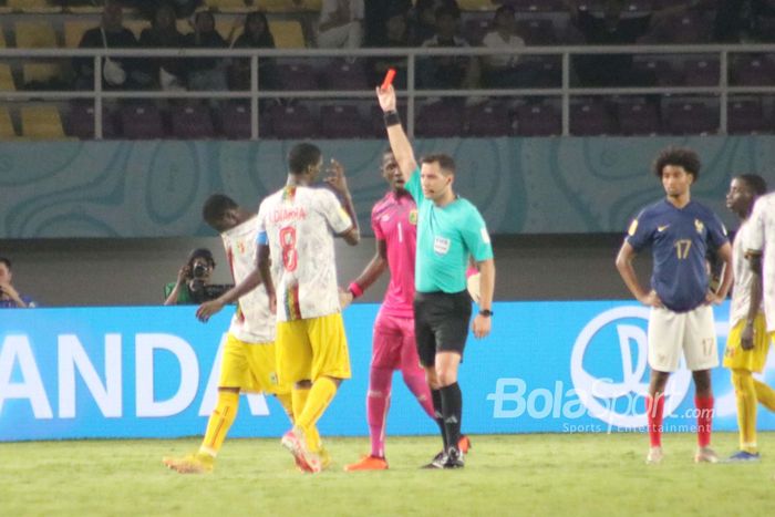 Timnas U17 Mali, Ibrahim DIarra mendapatkan kartu merah saat menghadapi Prancis pada babak kedua semifinal Piala Dunia U-17 2023 di Stadion Manahan, Surakarta, Selasa (28/11/2023).