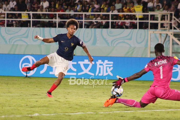 Percobaan tendangan oelh pemain Timnas U17 Prancis, Lambourde, berhasil ditahan oleh kiper Mali pada babak pertama  Piala Dunia U-17 2023 di Stadion Manahan, Surakarta, Selasa (28/11/2023).