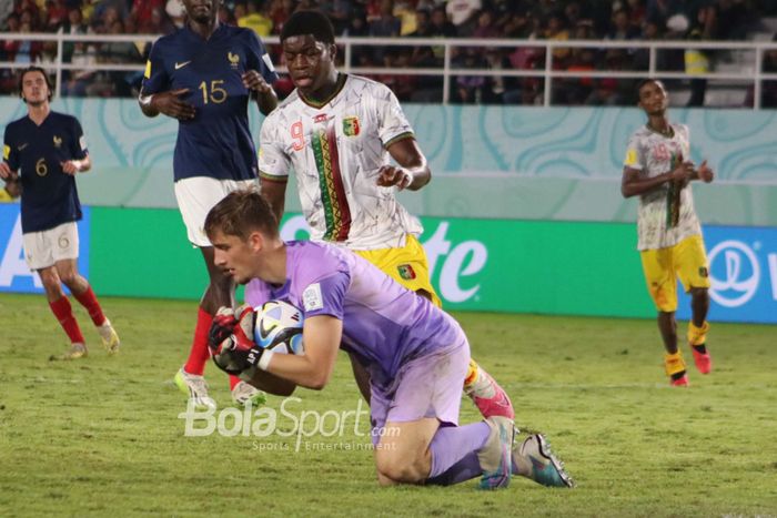 Aksi kiper Timnas Prancis menghentikan serangan Timnas Mali pada babak kedua semifinal Piala Dunia U-17 2023 di Stadion Manahan, Surakarta, Selasa (28/11/2023).