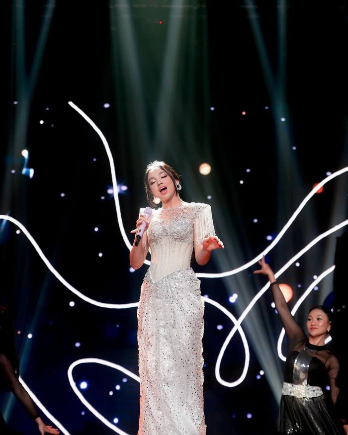 Penampilan Lyodra kenakan gaun silver nan mewah.