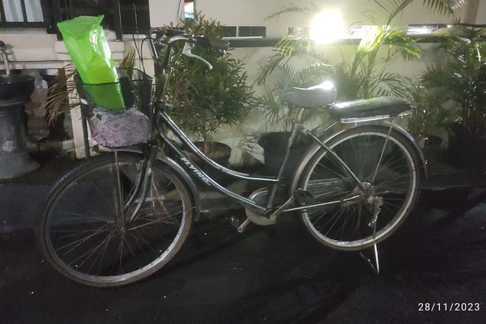 Sepeda angin/onthel yang dipakai KOH, bocah kelas IV SD di Gentan, Baki, Sukoharjo untuk mencari ibunya di Karanganyar, Jawa Tengah.