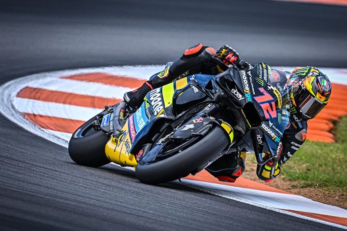 Pembalap VR46, Marco Bezzecchi, saat tampil dalam tes pasca-musim MotoGP di Sirkuit Ricardo Tormo, Valencia, Spanyol, 28 November 2023.